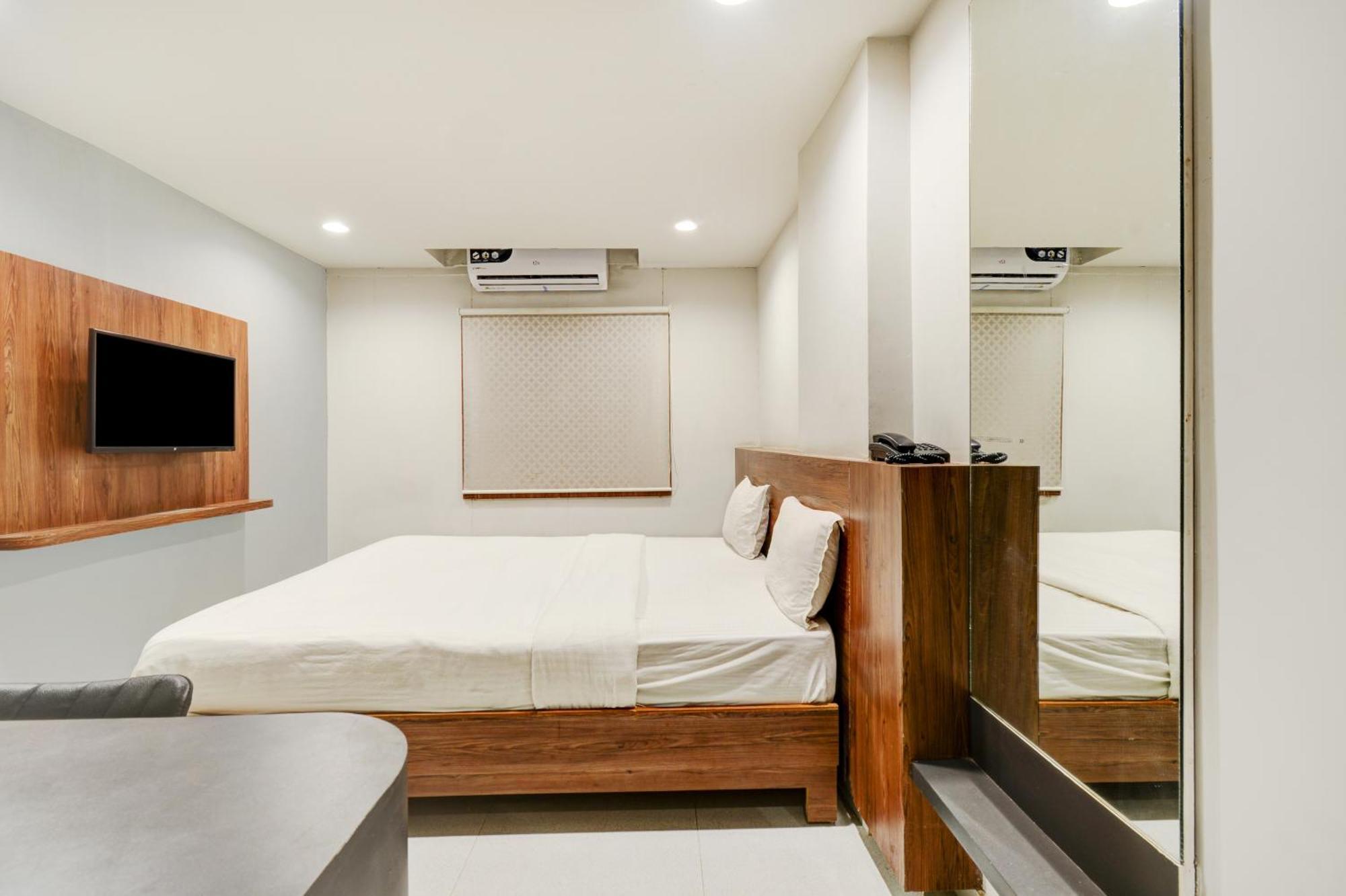 Hotel Desert Inn Tharad Екстер'єр фото