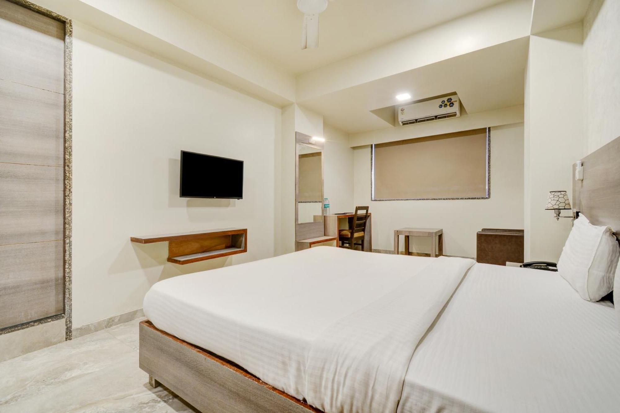 Hotel Desert Inn Tharad Екстер'єр фото