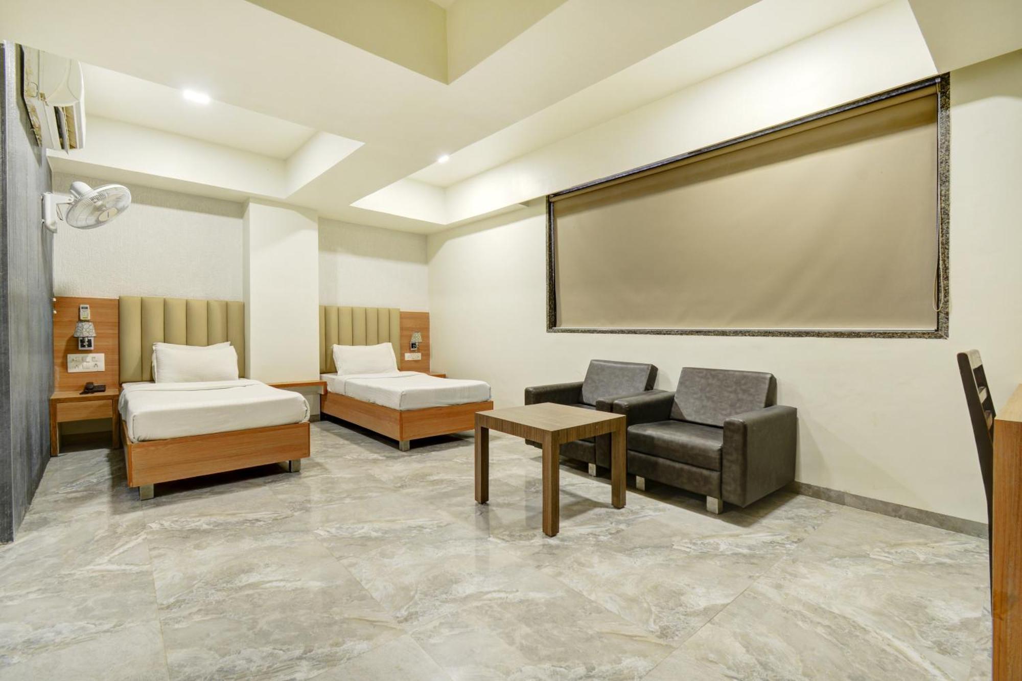 Hotel Desert Inn Tharad Екстер'єр фото