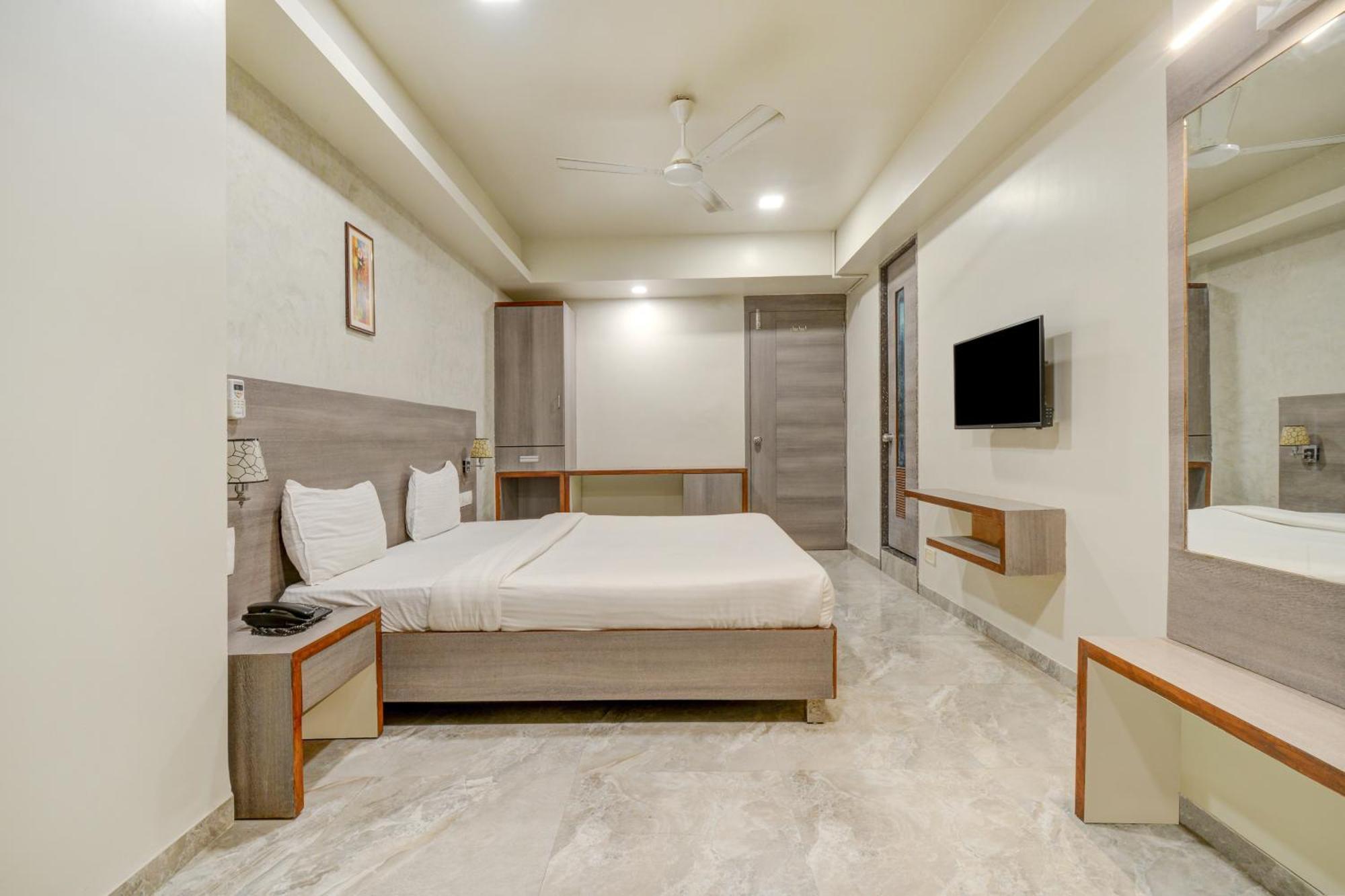 Hotel Desert Inn Tharad Екстер'єр фото