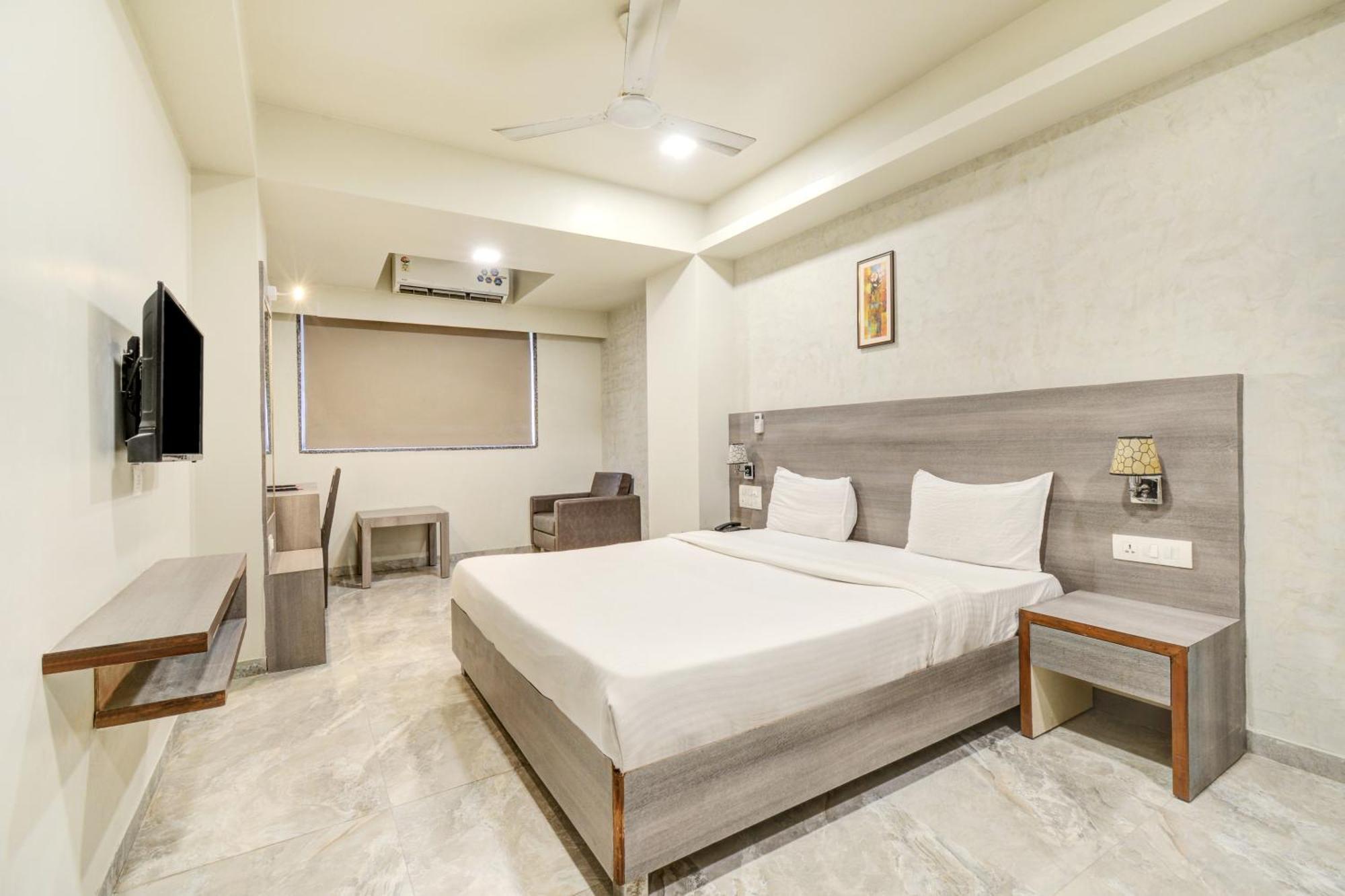 Hotel Desert Inn Tharad Екстер'єр фото