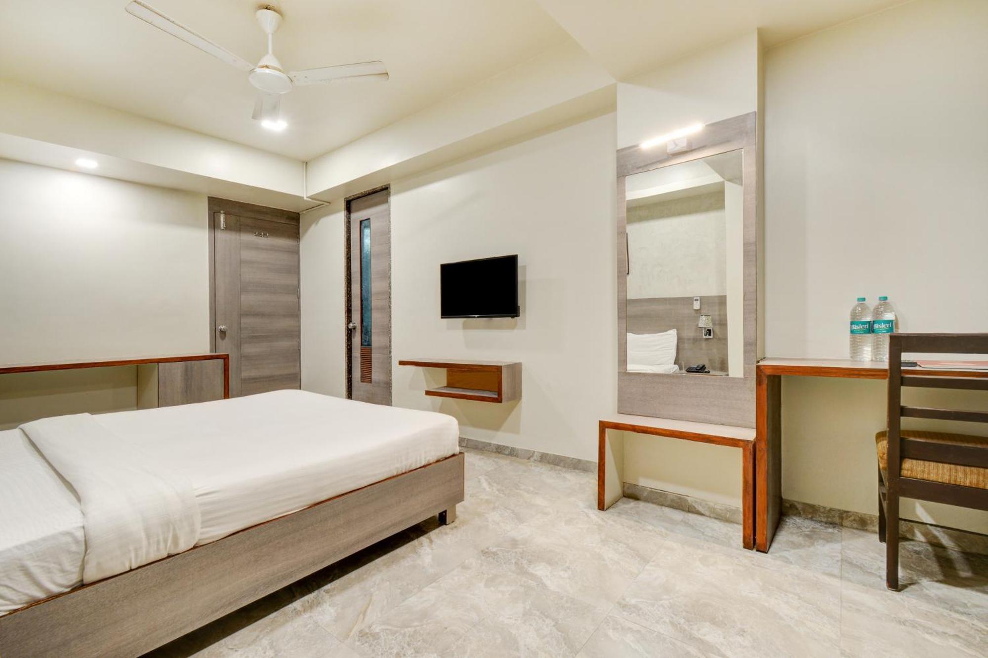 Hotel Desert Inn Tharad Екстер'єр фото