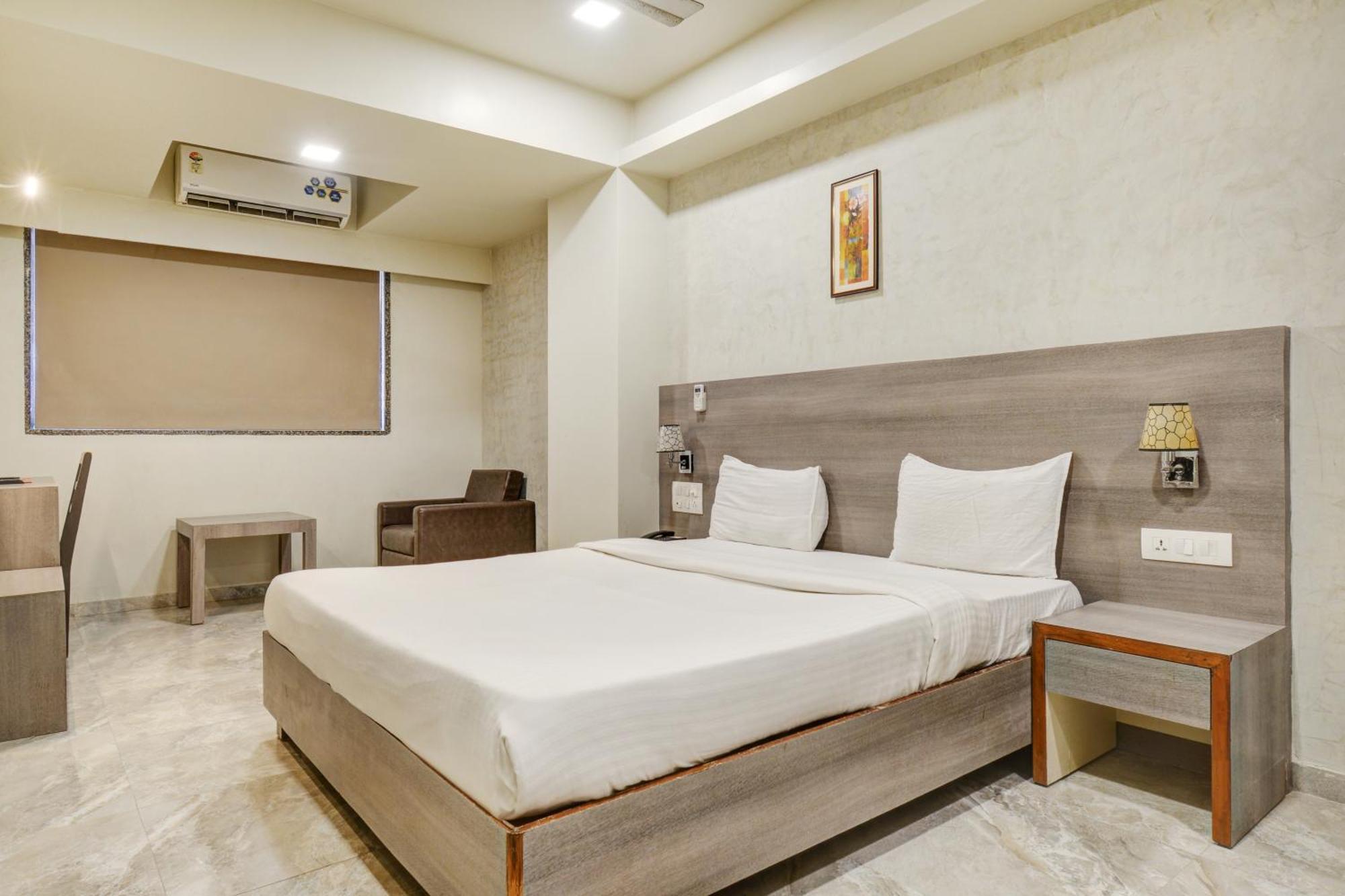 Hotel Desert Inn Tharad Екстер'єр фото