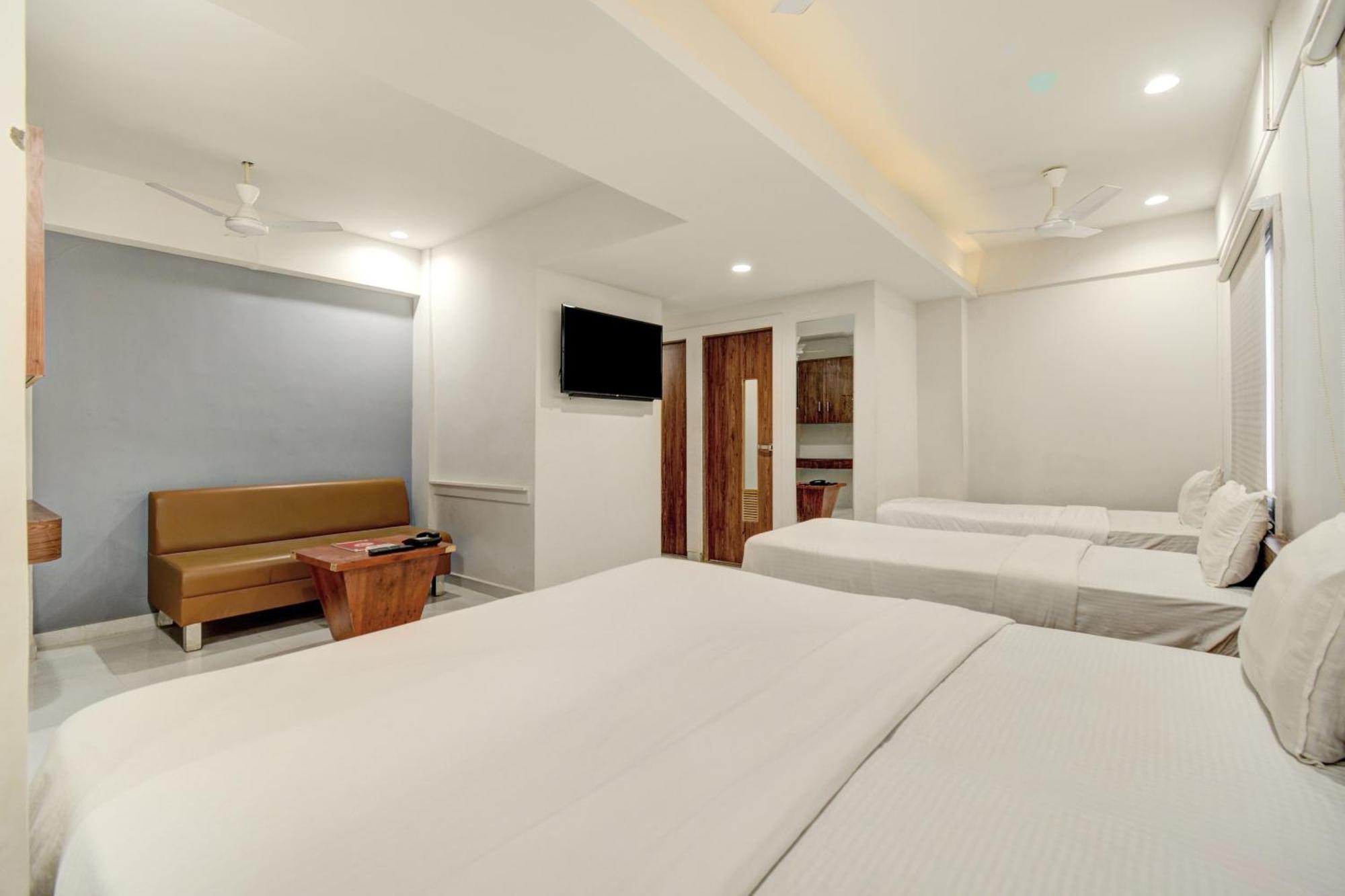 Hotel Desert Inn Tharad Екстер'єр фото