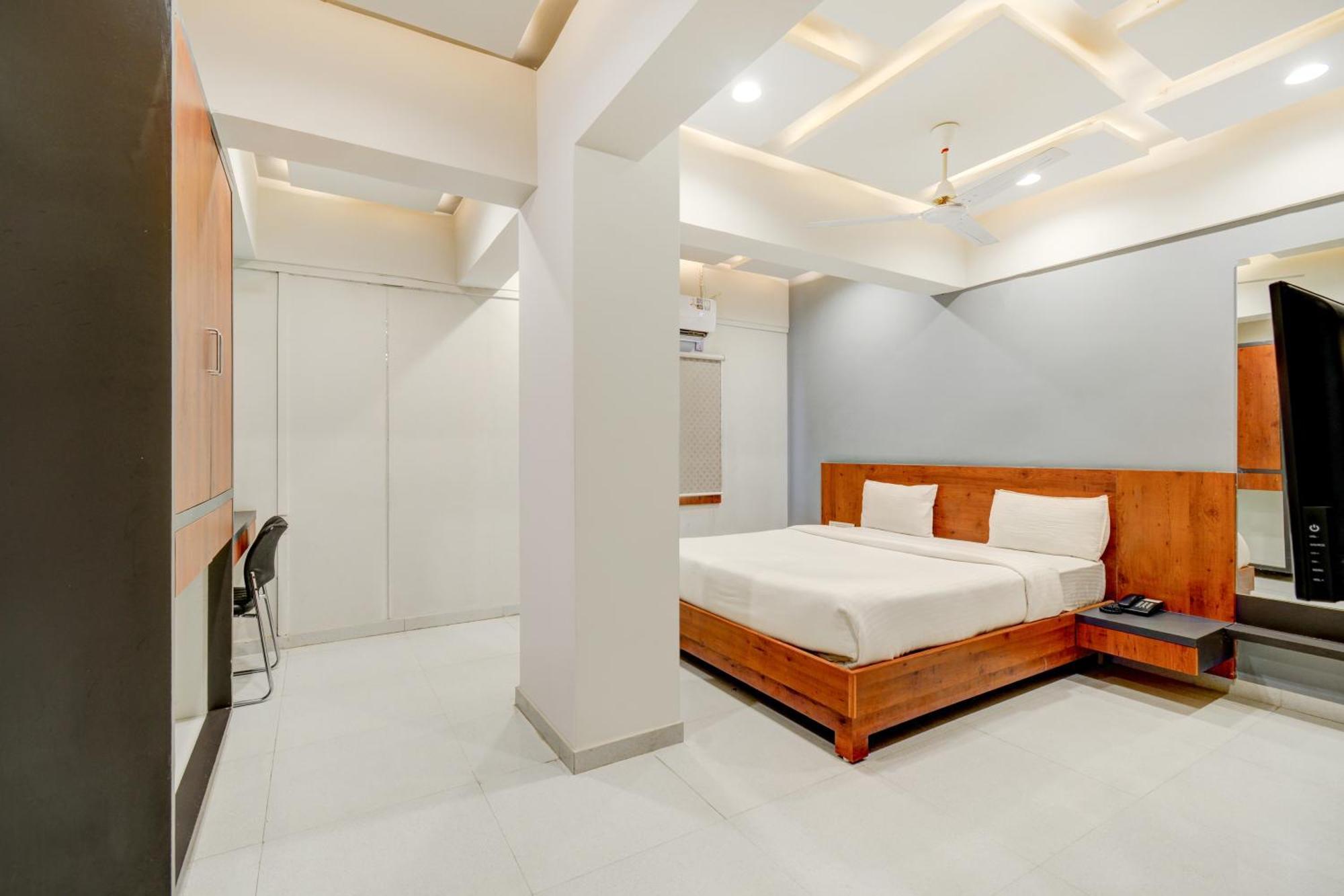 Hotel Desert Inn Tharad Екстер'єр фото