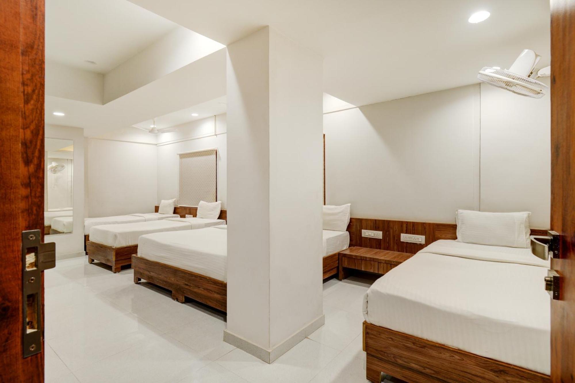 Hotel Desert Inn Tharad Екстер'єр фото