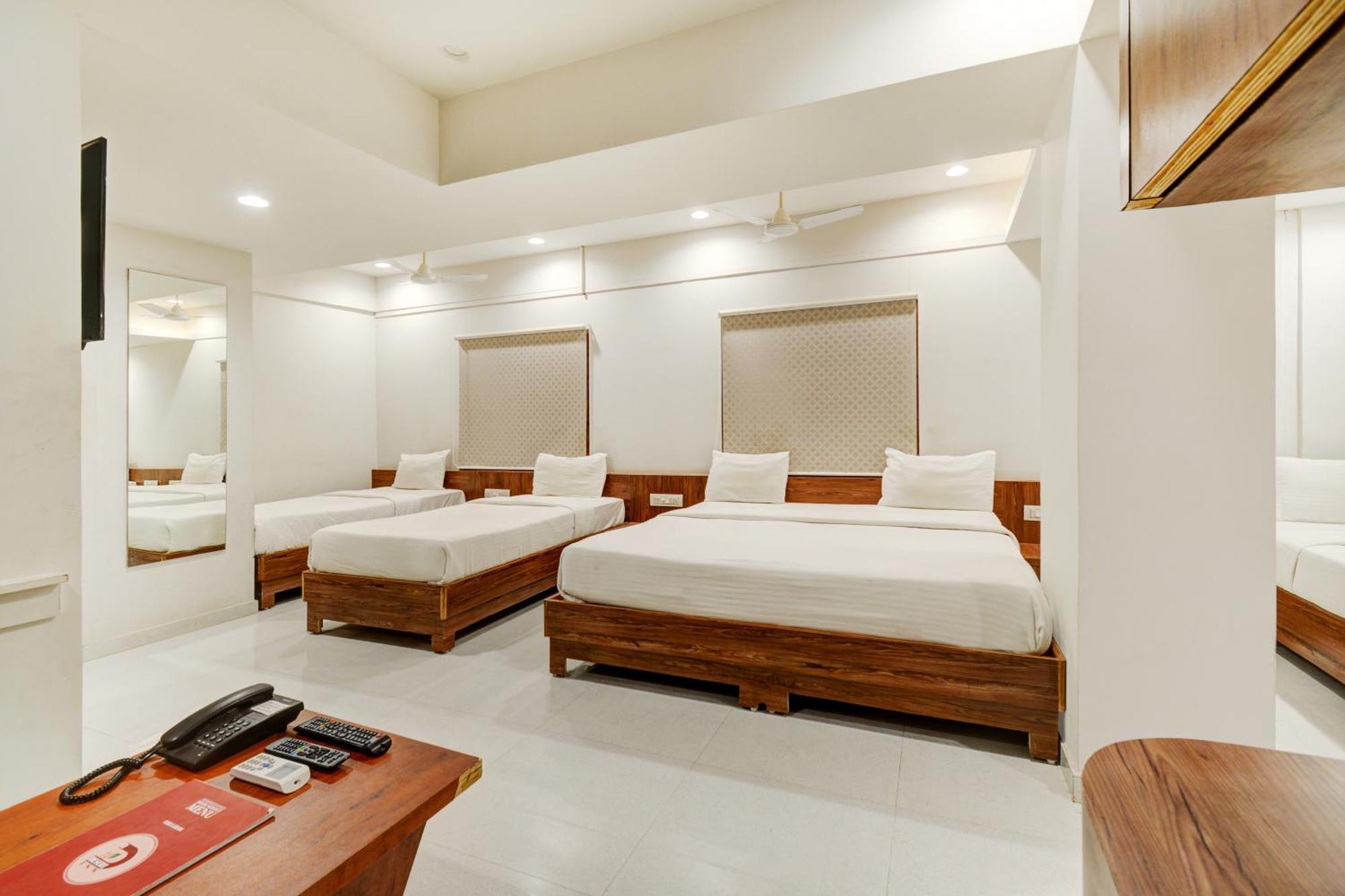 Hotel Desert Inn Tharad Екстер'єр фото