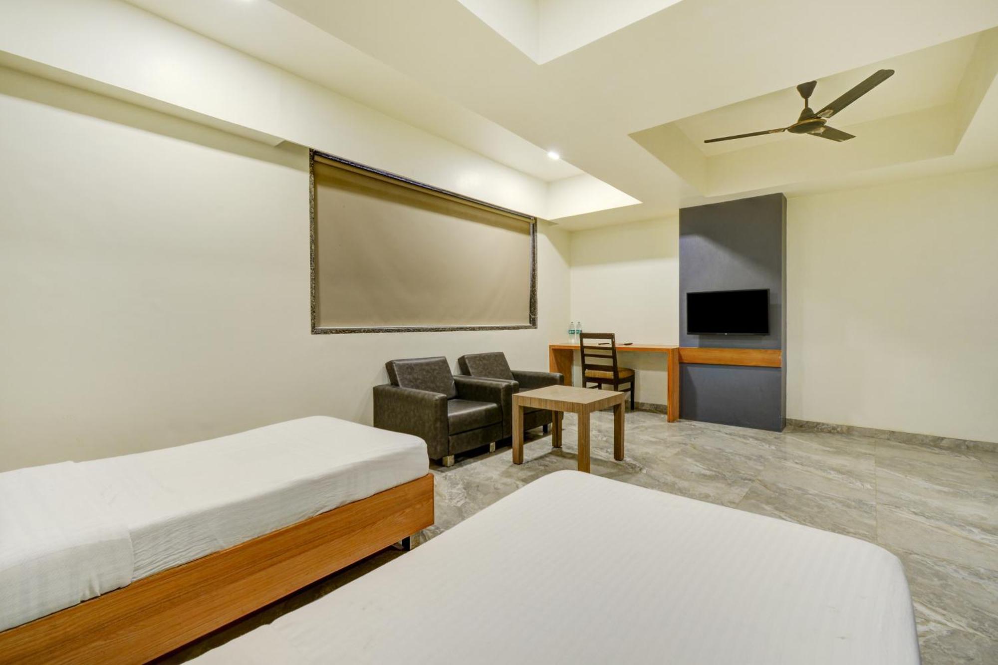 Hotel Desert Inn Tharad Екстер'єр фото