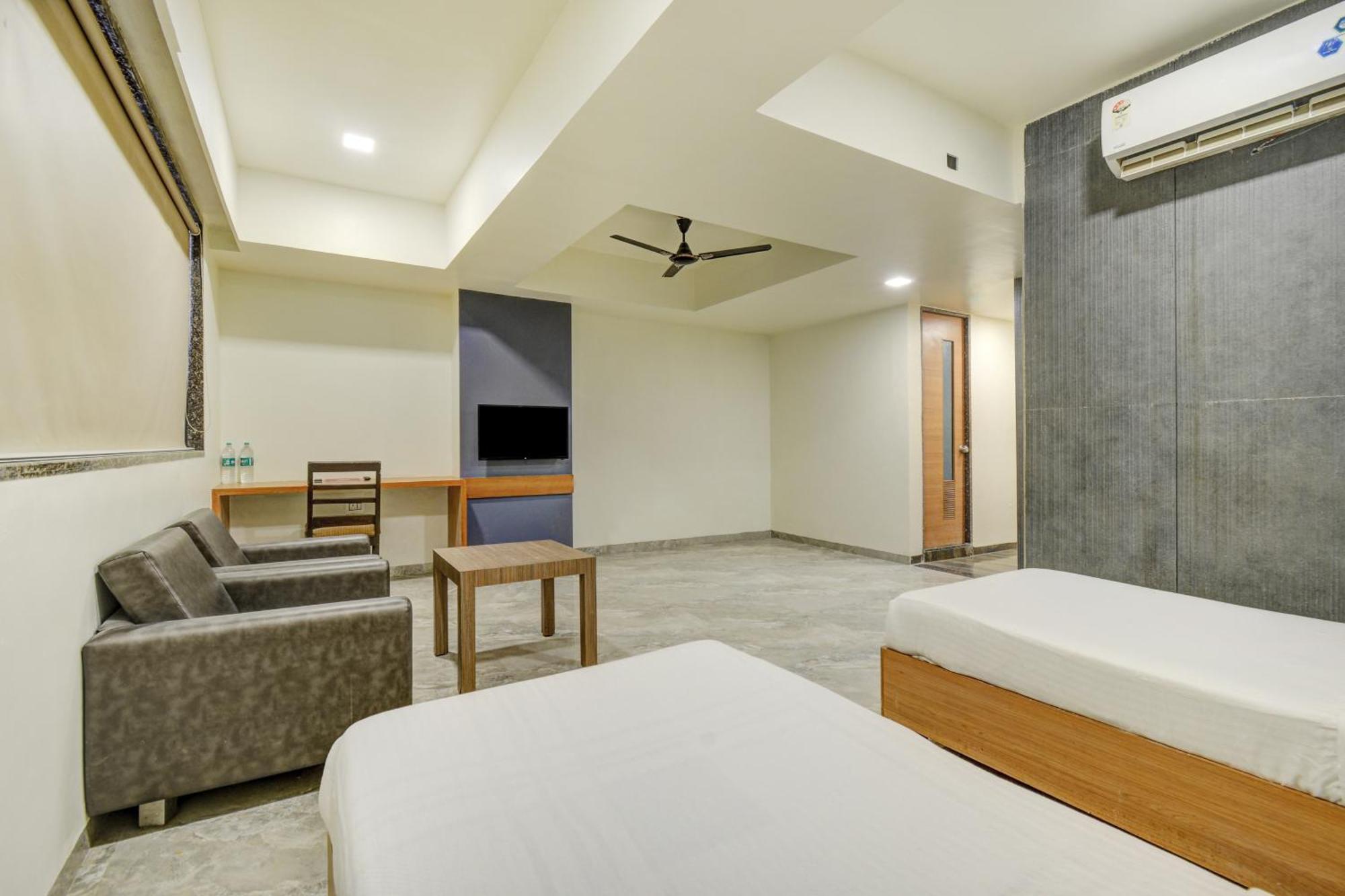Hotel Desert Inn Tharad Екстер'єр фото