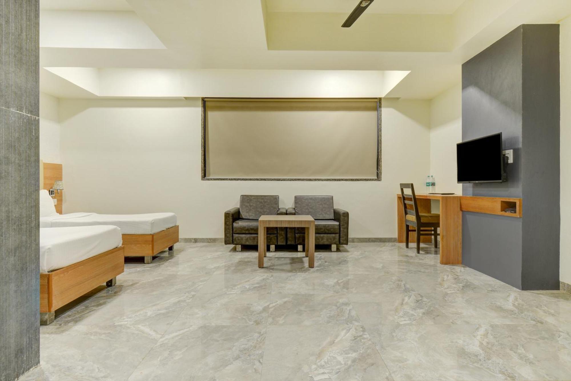Hotel Desert Inn Tharad Екстер'єр фото