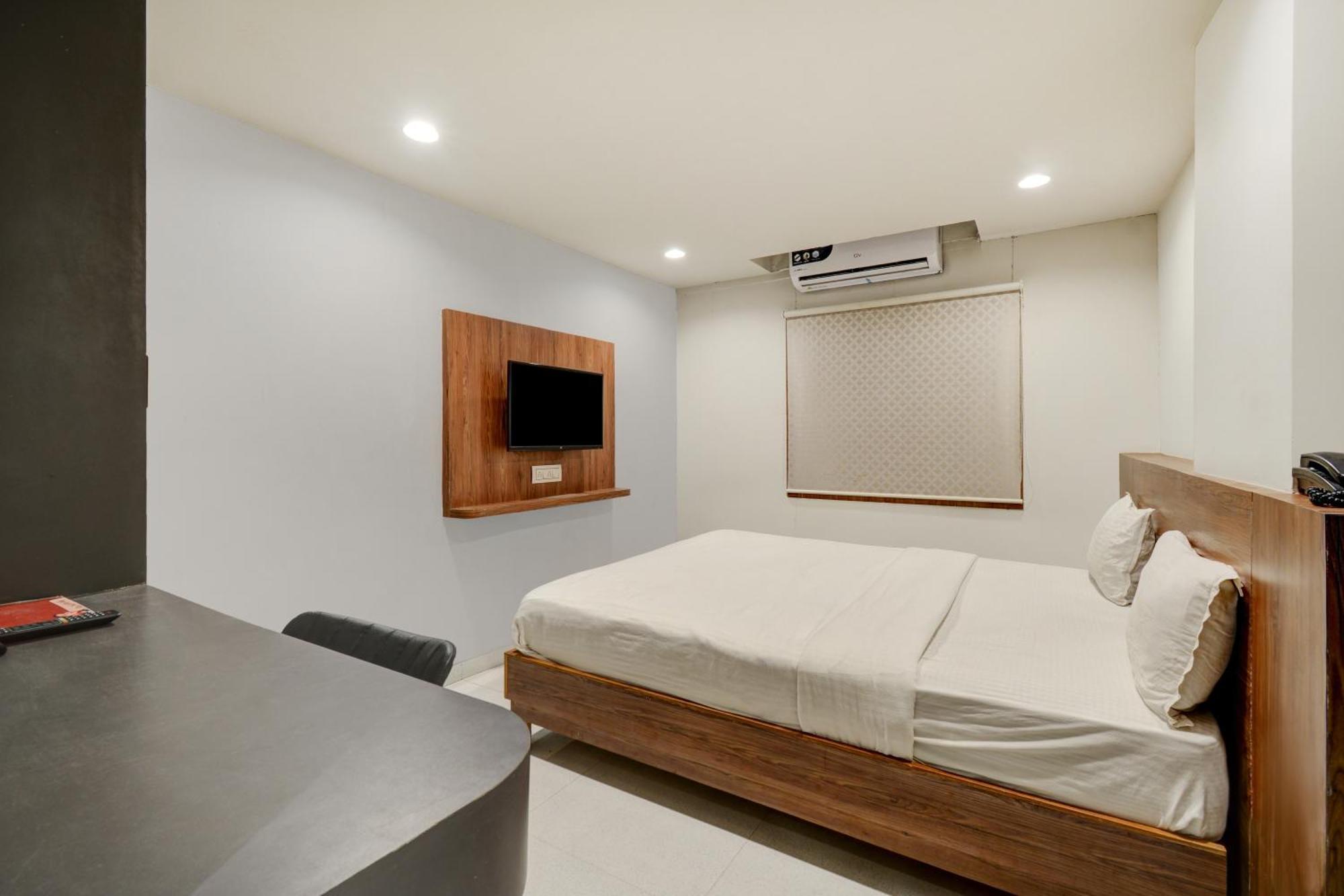 Hotel Desert Inn Tharad Екстер'єр фото