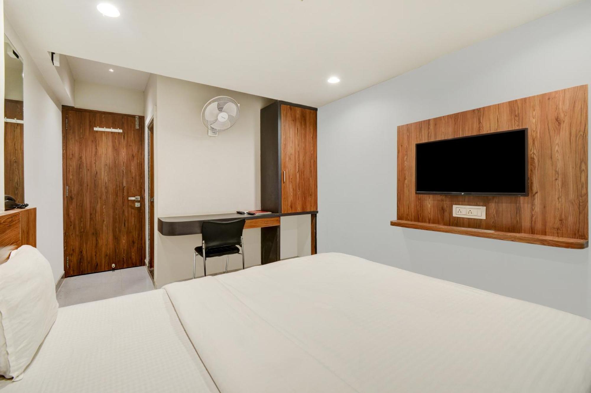 Hotel Desert Inn Tharad Екстер'єр фото
