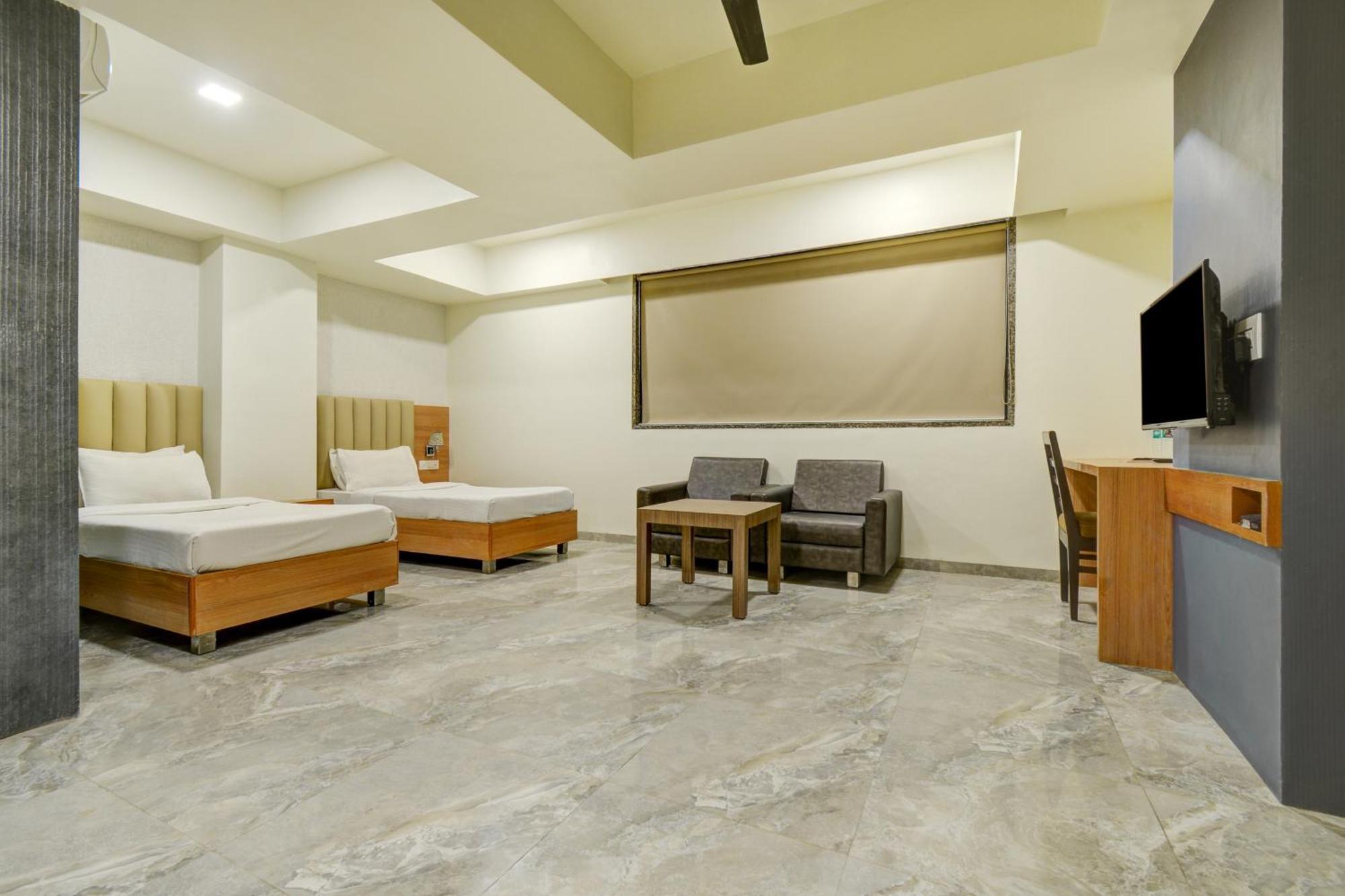 Hotel Desert Inn Tharad Екстер'єр фото